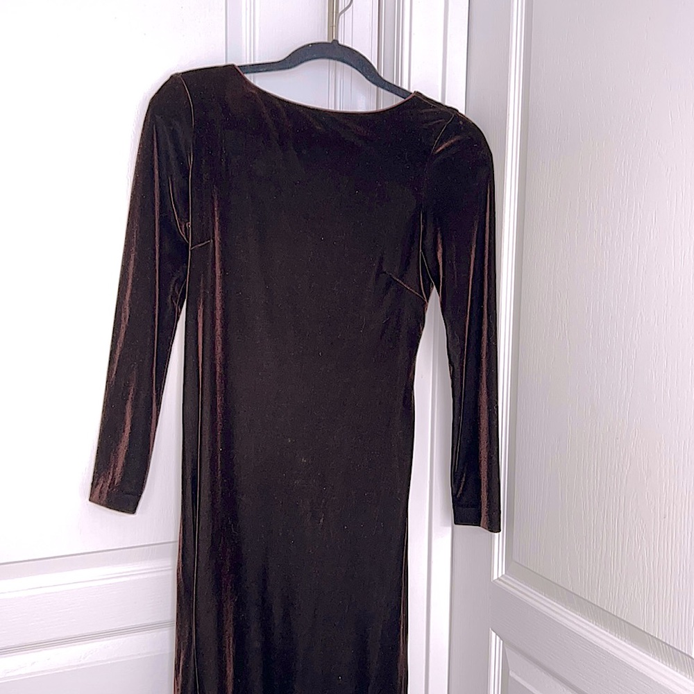 Ever Beauty Burgundy velvet midi dress w/open back